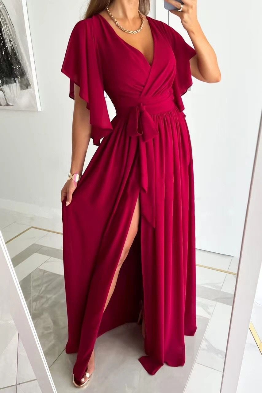 Rotes Abendkleid mit V-Ausschnitt und Schlitz, elegante Drapierung, fließender Stoff, ideal für formelle Anlässe, modisches Design, Damenmode.