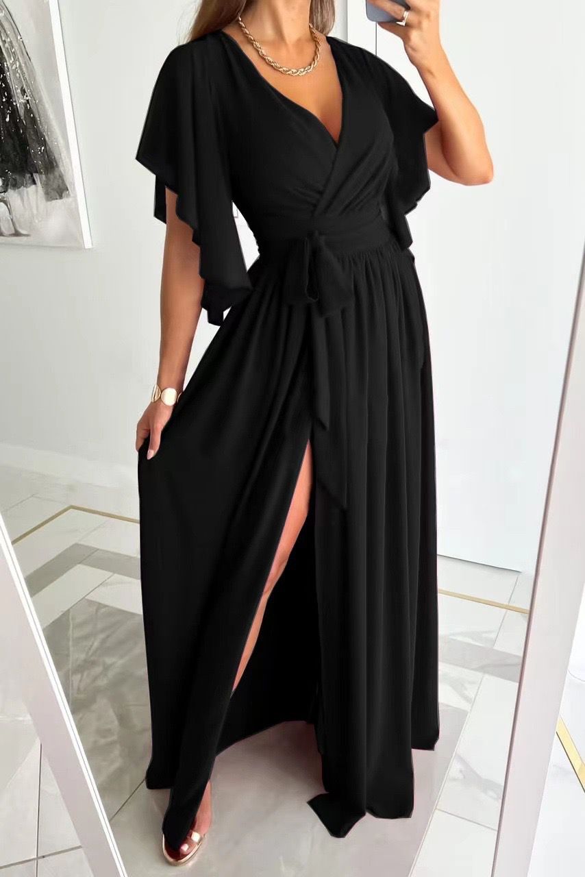 Schwarzes Maxikleid mit V-Ausschnitt und Schlitz, elegantes Design, fließender Stoff, ideal für Abendveranstaltungen und formelle Anlässe.