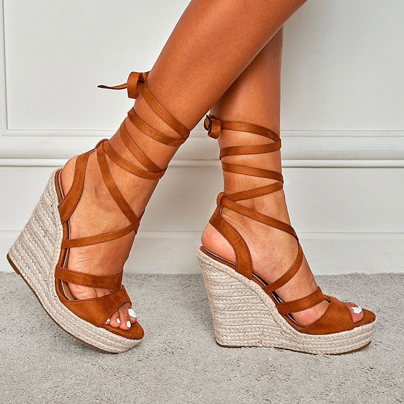 Braune Keilsandaletten mit Schnürung, Espadrille-Design und Plateauabsatz. Perfekt für Sommermode und elegante Freizeitlooks.