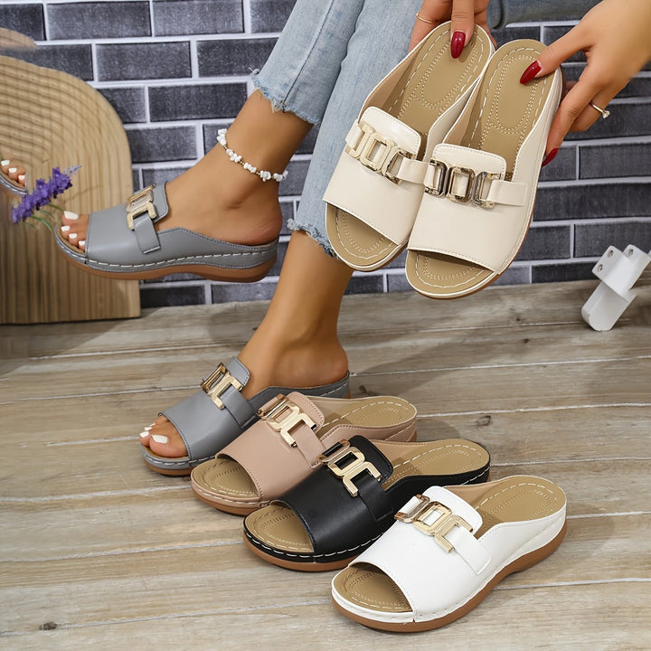 Damen-Sandalen in verschiedenen Farben mit Schnallen-Design, präsentiert auf Holzboden. Modische Sommerschuhe, bequem und stilvoll.