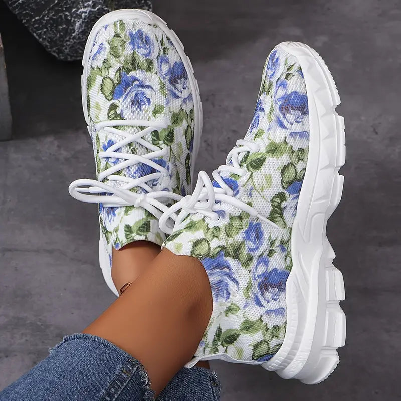 Damen-Sneaker mit blau-weißem Blumenmuster, bequeme Sportschuhe, modische Freizeitschuhe, ideal für Frühling und Sommer, auf grauem Hintergrund.