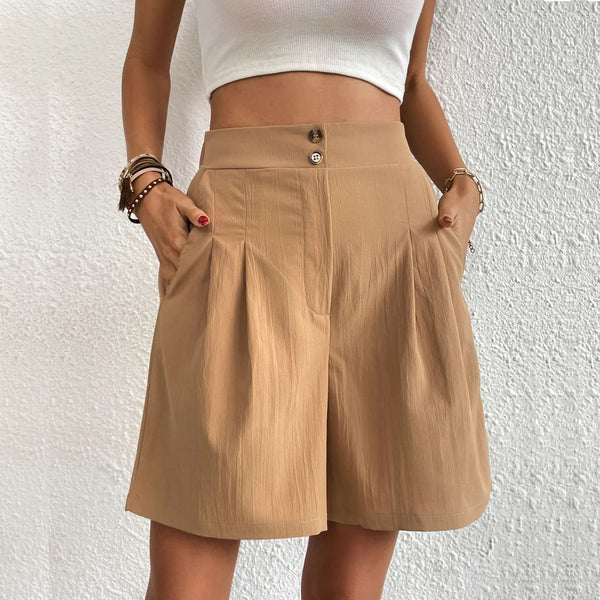 Damenmode: Beige, hoch taillierte Shorts mit Falten und Knöpfen, kombiniert mit weißem Crop-Top. Sommeroutfit, lässiger Stil, trendige Kleidung.