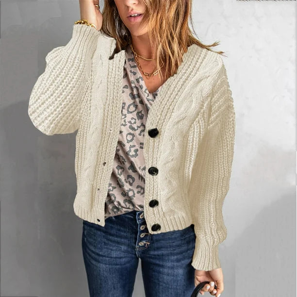 Frau trägt cremefarbene Strickjacke mit Zopfmuster, Leoparden-T-Shirt und Jeans. Modetrend, Herbstmode, lässiger Stil, Damenbekleidung.