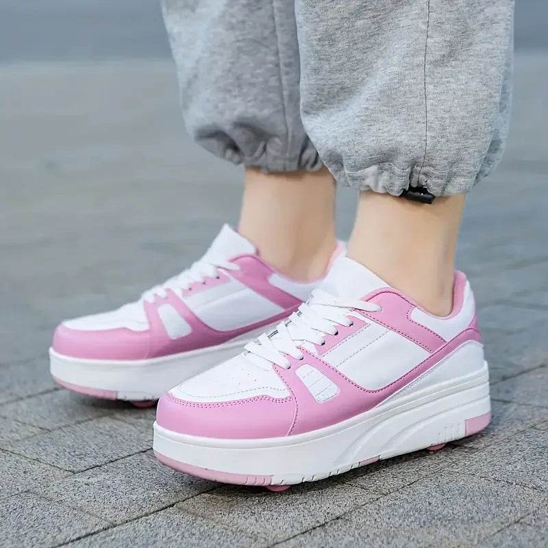 Graue Jogginghose und rosa-weiße Sneaker auf Gehweg. Modische Damen-Sportschuhe, bequeme Turnschuhe, Freizeitmode, Straßenszene.