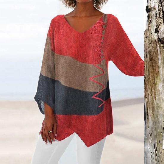 Frau in rotem, braunem und schwarzem Tunika-Oberteil mit V-Ausschnitt am Strand. Modische Damenbekleidung, lässiger Sommerlook.