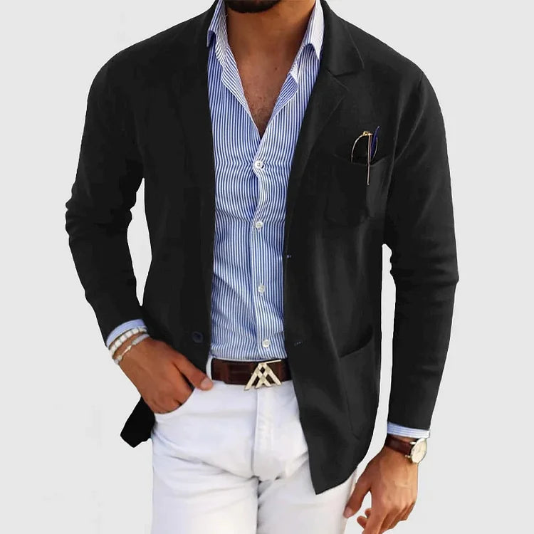 Mann in schwarzem Blazer, gestreiftem Hemd und weißer Hose. Elegante Herrenmode, stilvoller Business-Look, modisches Outfit für Büro und Freizeit.