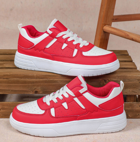 Rote und weiße Sneaker auf Holzbank, sportliches Design, bequeme Turnschuhe für Herren, modische Freizeitschuhe, ideal für Alltag und Sport.