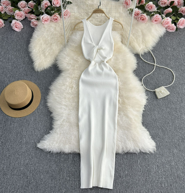 Elegantes weißes Maxikleid auf Fellteppich, umgeben von Rosen und Strohhut. Perfekt für Sommermode, Abendveranstaltungen und stilvolle Outfits.