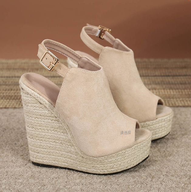 Beige Damen-Wedges mit Espadrille-Sohle, offenem Zehenbereich und verstellbarem Knöchelriemen. Ideal für Sommermode und elegante Anlässe.