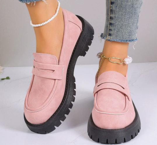 Damen Loafer rosa Wildleder, klobige schwarze Sohle, modisch, kombiniert mit Jeans und Fußkettchen, trendige Schuhe für Frühling/Sommer.