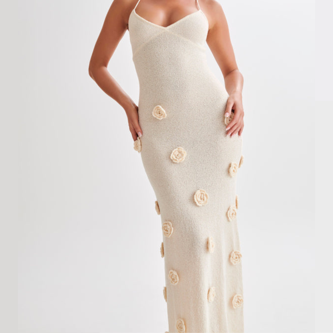 Elegantes cremefarbenes Abendkleid mit Spaghettiträgern und Rosenapplikationen, ideal für formelle Anlässe und Hochzeiten.