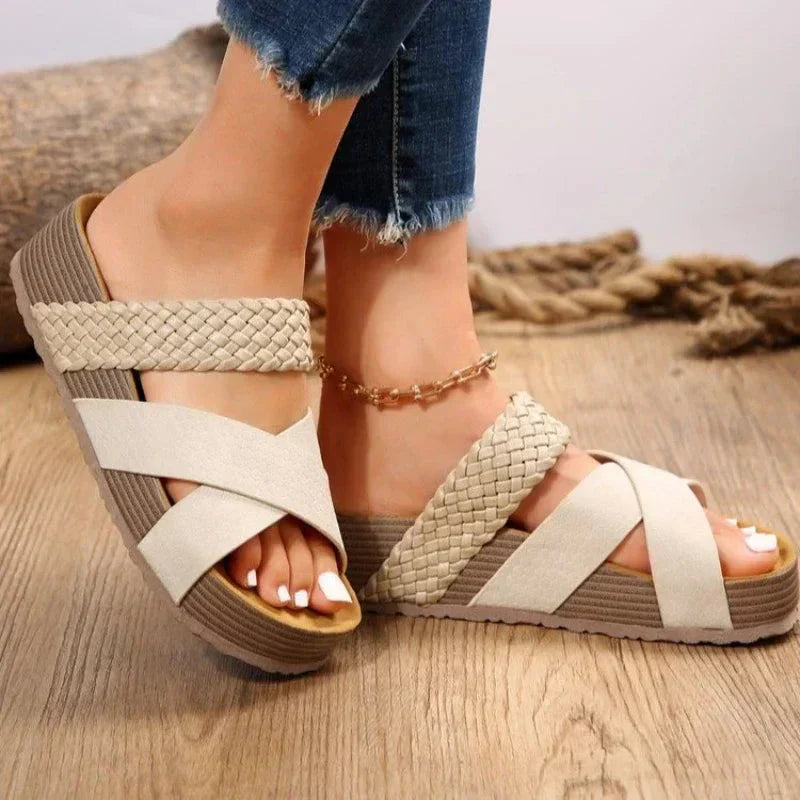 Damen Sandalen mit geflochtenen Riemen, Plateau-Sohle und Jeans kombiniert. Bequeme Sommerschuhe, modisch und vielseitig für Freizeitkleidung.