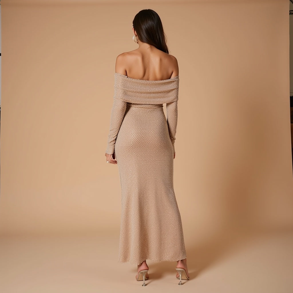 Frau in schulterfreiem, langem, beigem Kleid mit Pailletten, Rückansicht. Elegante Abendmode, modische High Heels, neutraler Hintergrund.