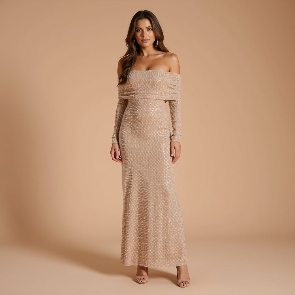 Frau in eleganter, schulterfreier, beiger Abendkleid, stehend vor neutralem Hintergrund. Perfekt für Mode, Abendmode, Damenbekleidung.