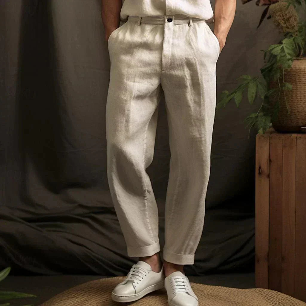 Herren Leinenhose in Beige, elegant und lässig, kombiniert mit weißen Sneakern. Perfekt für Sommermode und stilvolle Freizeitoutfits.