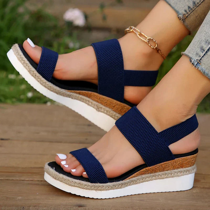 Damen Sandalen mit Keilabsatz, blauem Stoff, weißer Sohle und geflochtenem Juteband. Sommermode, bequeme Schuhe, Freizeitlook.