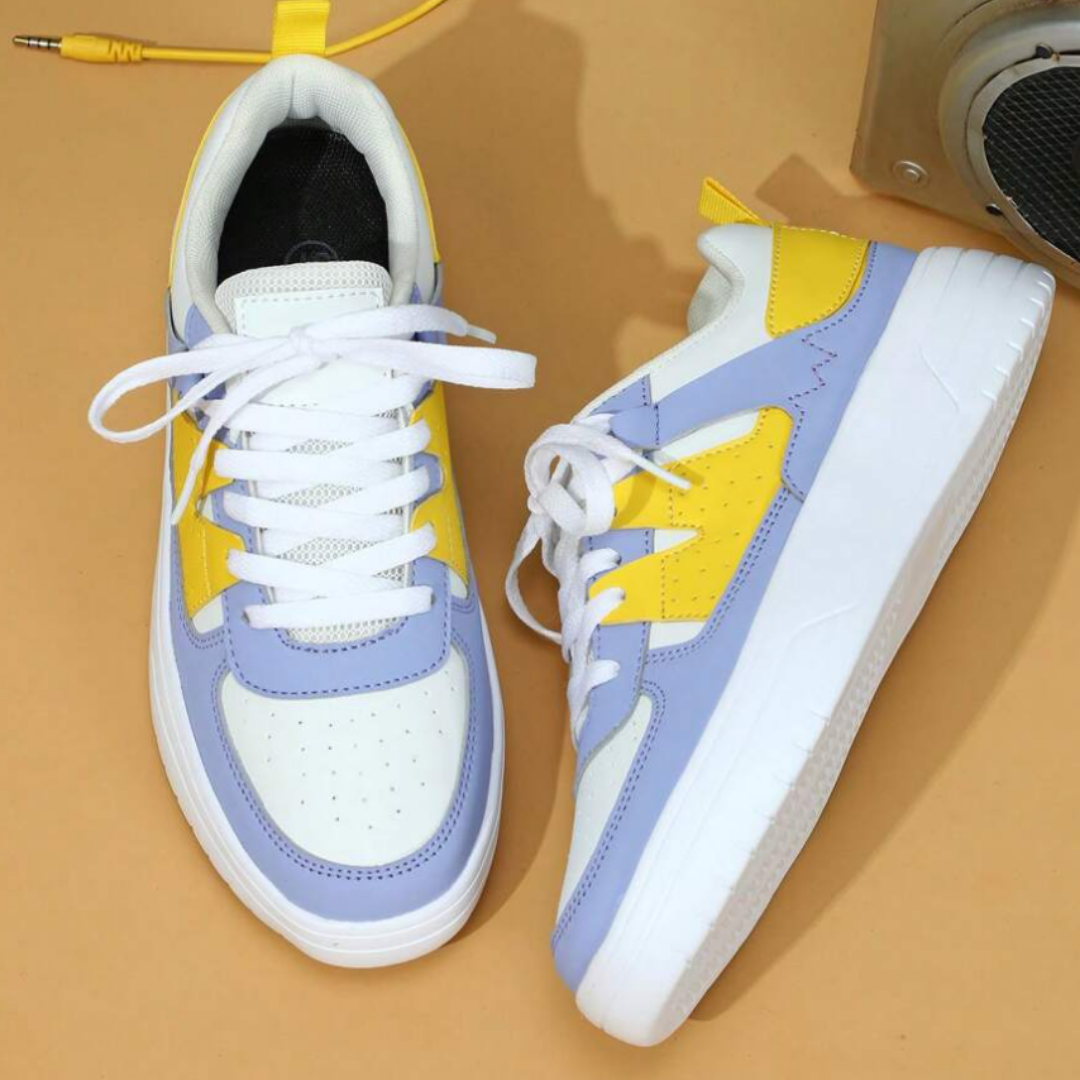 Bunte Sneaker auf beigem Hintergrund, gelb-weiße Details, lila Akzente, modisches Design, sportlicher Stil, trendige Turnschuhe für Damen und Herren.